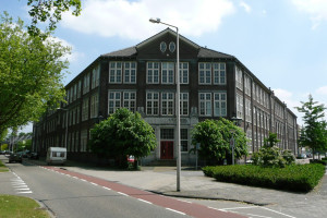 Streep door detailhandel in Ambachtsschool