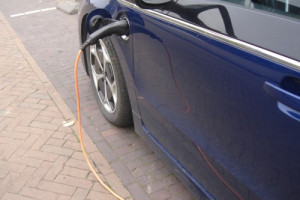 Enschede maakt tempo met laadpalen elektrische auto’s